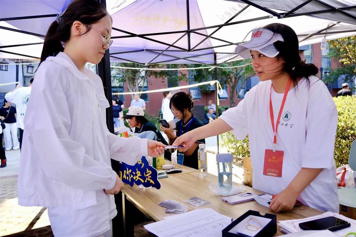 图为旅游学院迎新现场。(通讯员 柯贤翼 摄).jpg 图为旅游学院迎新现场。(通讯员 柯贤翼 摄).jpg